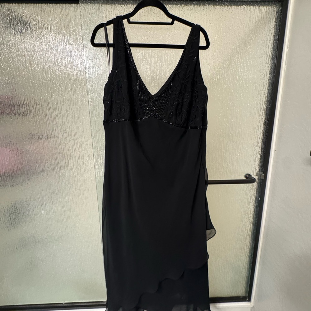 Chic Black Sleeveless Midi Dress